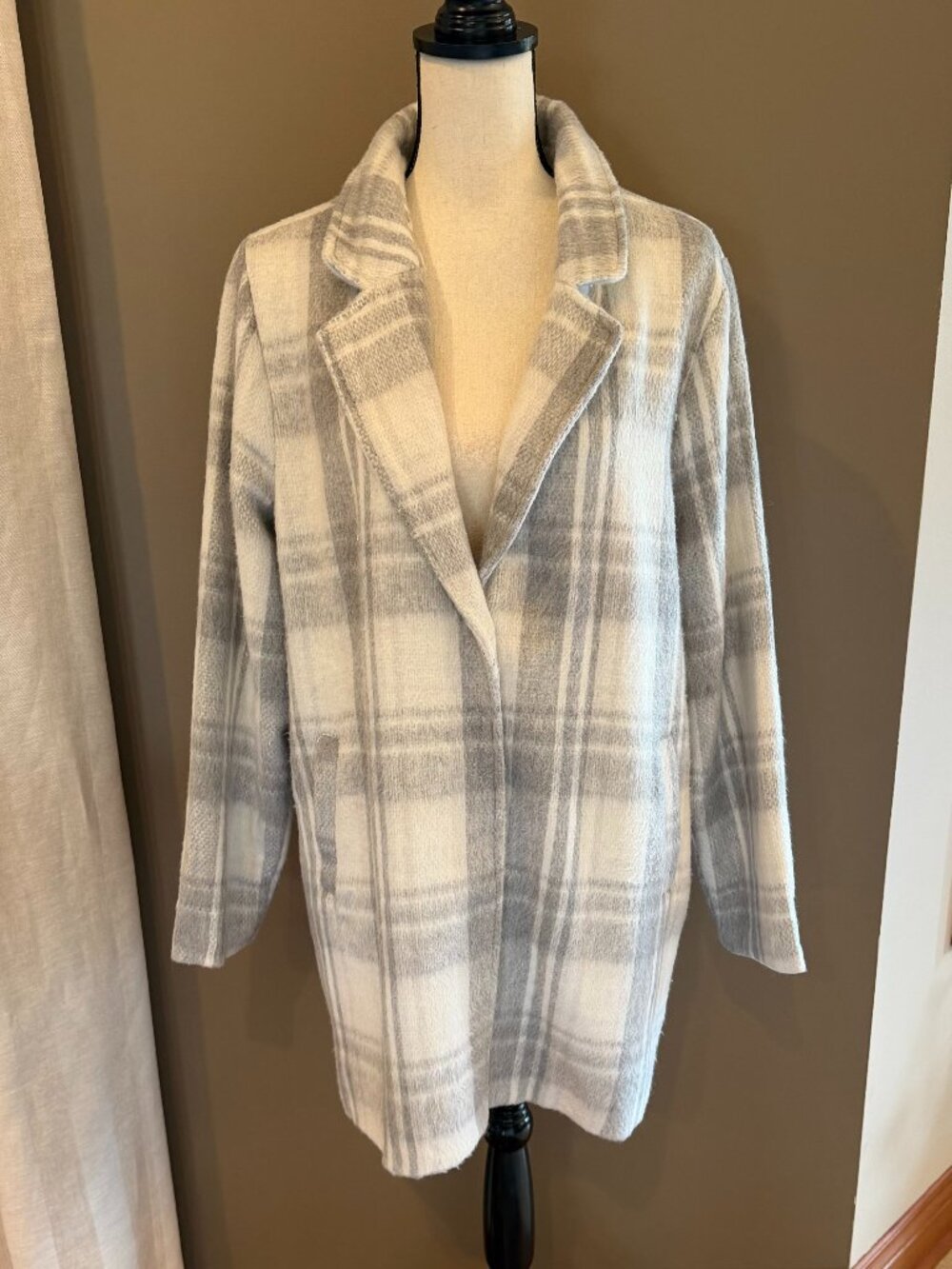 NWOT Thread & Supply Soft Gray and Cream Plaid Coat Snap Front Fall, Size Medium